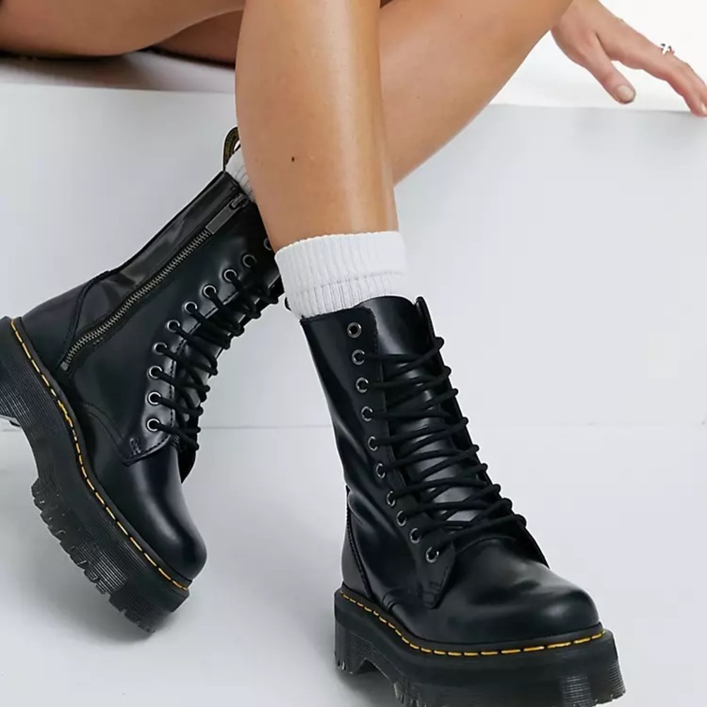 DR.MARTENS JADON BOOTS (super comfy/already broken in)
